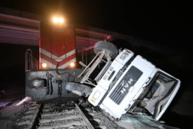 bilecik-haber_edirne-de-yolcu-treni-raylarda-birakilan-beton-pompasi-aracina-carpti-39486.jpg