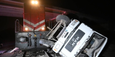 bilecik-haber_edirne-de-yolcu-treni-raylarda-birakilan-beton-pompasi-aracina-carpti-39486.jpg