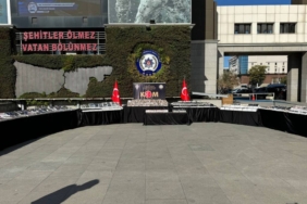 bilecik-haber_istanbul-da-duzenlenen-operasyonda-73-bin-104-kacak-saat-ele-gecirildi-36268.jpg