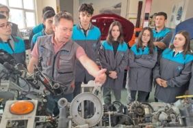bilecik-haber_kadin-motor-ustasi-adaylari-lisede-meslegin-inceliklerini-ogreniyor-36669.jpg