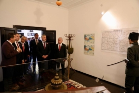 bilecik-haber_kirklareli-valisi-turan-ataturk-evi-ni-ziyaret-etti-39788.jpg