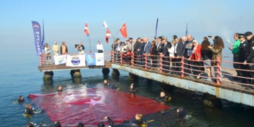 bilecik-haber_kocaeli-de-dalgiclar-cumhuriyet-bayrami-ni-denizde-bayrak-acarak-kutladi-39425.jpg