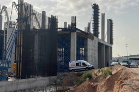 bilecik-haber_kocaeli-de-devrilen-platformdan-dusen-2-isci-yaralandi-33499.jpg