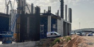 bilecik-haber_kocaeli-de-devrilen-platformdan-dusen-2-isci-yaralandi-33499.jpg