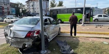 bilecik-haber_kocaeli-de-halk-otobusuyle-otomobilin-carpistigi-kazada-4-kisi-yaralandi-36163.jpg