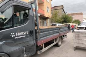 bilecik-haber_kocaeli-de-kamyonetle-carpisan-servis-minibusu-evin-duvarina-carpti-33349.jpg