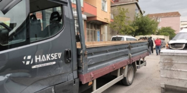 bilecik-haber_kocaeli-de-kamyonetle-carpisan-servis-minibusu-evin-duvarina-carpti-33349.jpg