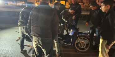 bilecik-haber_kocaeli-de-motosikletin-yayaya-carptigi-kazada-2-kisi-yaralandi-37706.jpg