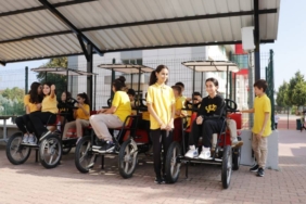bilecik-haber_kocaeli-de-ogrenciler-teneffuslerde-pedal-cevirerek-okullari-icin-elektrik-uretiyor-35887.jpg