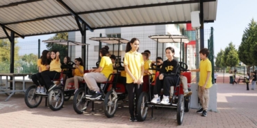 bilecik-haber_kocaeli-de-ogrenciler-teneffuslerde-pedal-cevirerek-okullari-icin-elektrik-uretiyor-35887.jpg