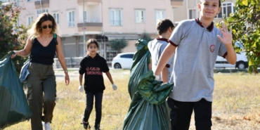 bilecik-haber_luleburgaz-da-ogrenciler-sokak-temizligine-katildi-35690.jpg