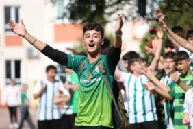 bilecik-haber_meslek-lisesinin-ogrencileri-her-ayin-16-sinda-okula-bursaspor-formasi-giyerek-geliyor-36636.jpg