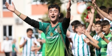 bilecik-haber_meslek-lisesinin-ogrencileri-her-ayin-16-sinda-okula-bursaspor-formasi-giyerek-geliyor-36636.jpg