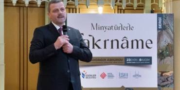 bilecik-haber_minyaturlerle-fakrname-sergisi-taksim-de-sanatseverlerle-bulustu-40034.jpg