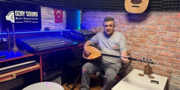 bilecik-haber_mobilya-atolyesinde-viyolle-yalittigi-ses-studyosunda-muzikle-ugrasiyor-36289.jpg