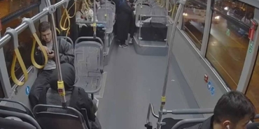 bilecik-haber_sakarya-da-belediye-otobusu-soforu-fenalasan-yolcuyu-hastaneye-yetistirdi-40179.jpg
