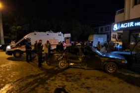 bilecik-haber_sakarya-da-park-halindeki-araca-carpan-otomobildeki-1-kisi-oldu-1-kisi-yaralandi-36423.jpg