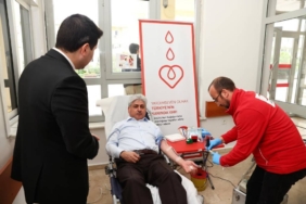 bilecik-haber_sakarya-valisi-dogan-kan-bagisinda-bulundu-40206.jpg