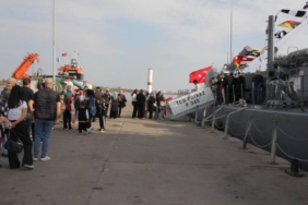 bilecik-haber_savas-gemisi-tcg-poyraz-kocaeli-de-halkin-ziyaretine-acildi-39719.jpg