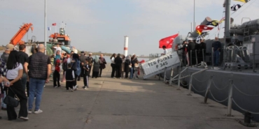bilecik-haber_savas-gemisi-tcg-poyraz-kocaeli-de-halkin-ziyaretine-acildi-39719.jpg