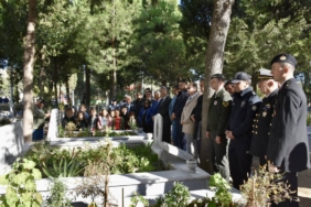 bilecik-haber_sehit-ogretmen-nese-alten-ve-babasi-mezarlari-basinda-anildi-38971.jpg