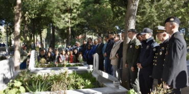 bilecik-haber_sehit-ogretmen-nese-alten-ve-babasi-mezarlari-basinda-anildi-38971.jpg