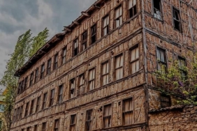 SELÖZ KÖYÜNDEKİ 150 YILLIK BİNA DİMDİK AYAKTA