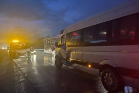 bilecik-haber_servis-minibusu-ile-otomobilin-carpistigi-kazada-4-kisi-yaralandi-36996.jpg