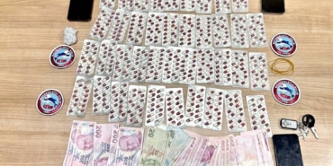 bilecik-haber_silivri-de-uyusturucu-hap-ele-gecirilen-otomobildeki-4-kisi-tutuklandi-39028.jpg