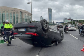 bilecik-haber_sisli-de-bariyerlere-carpan-otomobilin-surucusu-yaralandi-35888.jpg