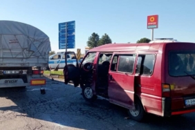 bilecik-haber_tekirdag-da-tir-ile-panelvanin-carpismasi-sonucu-12-kisi-yaralandi-33406.jpg