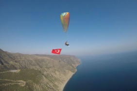 bilecik-haber_tekirdag-da-yamac-parasutculeri-cumhuriyet-bayrami-ni-gokyuzunde-kutladi-39728.jpg