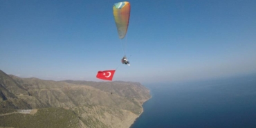bilecik-haber_tekirdag-da-yamac-parasutculeri-cumhuriyet-bayrami-ni-gokyuzunde-kutladi-39728.jpg