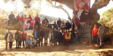 bilecik-haber_balikesir-de-buyuk-onderi-528-metre-yuksekligindeki-ataturk-kayaliklari-nda-andilar-42478.jpg