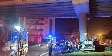 bilecik-haber_balikesir-de-ust-gecidin-ayagina-carpan-otomobilin-surucusu-oldu-46677.jpg