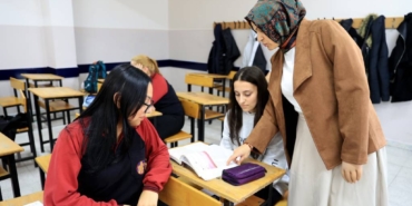 bilecik-haber_bedensel-engelli-ogretmen-calisma-azmiyle-ogrencilerine-ornek-oluyor-45283.jpg
