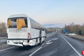 Bilecik'te tırın işçi servisine çarptığı kazada 10 kişi yaralandı
