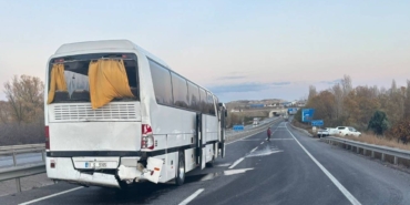 Bilecik'te tırın işçi servisine çarptığı kazada 10 kişi yaralandı