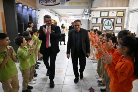 bilecik-haber_bursa-da-42-yillik-egitimci-alkislarla-emeklilige-ugurlandi-45289.jpg
