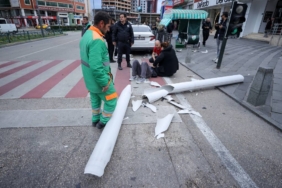 bilecik-haber_bursa-da-binanin-duvarindan-sokulen-boru-parcalarinin-isabet-ettigi-kisi-yaralandi-44866.jpg