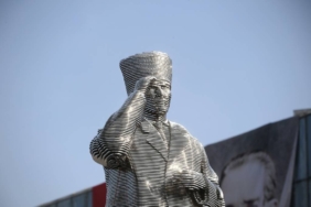 bilecik-haber_bursa-da-celikten-yapilan-ataturk-heykelinin-acilisi-gerceklestirildi-42372.jpg