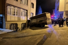 bilecik-haber_bursa-da-kuvvetli-firtinada-suruklenen-kamyonet-araclara-ve-eve-carpti-45223.jpg