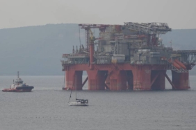 bilecik-haber_canakkale-bogazi-dev-petrol-platformunun-gecisi-icin-tek-yonlu-gemi-trafigine-kapatildi-42956.jpg