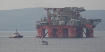 bilecik-haber_canakkale-bogazi-dev-petrol-platformunun-gecisi-icin-tek-yonlu-gemi-trafigine-kapatildi-42956.jpg