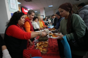 bilecik-haber_canakkaleli-101-anne-cumhuriyet-in-101-yili-anisina-universite-ogrencilerine-yemek-yapti-43164.jpg