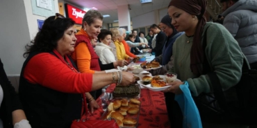 bilecik-haber_canakkaleli-101-anne-cumhuriyet-in-101-yili-anisina-universite-ogrencilerine-yemek-yapti-43164.jpg