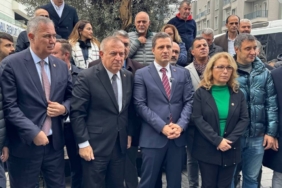 bilecik-haber_chp-parti-sozcusu-deniz-yucel-esenyurt-belediyesi-onunde-konustu-43430.jpg