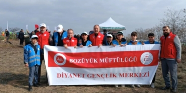 Diyanet görevlileri ağaç dikti