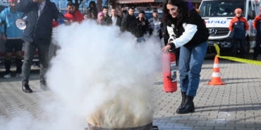 bilecik-haber_edirne-de-universite-ve-ortaokul-ogrencilerinin-katilimiyla-deprem-tatbikati-yapildi-46068.jpg