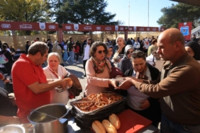 bilecik-haber_edirne-deki-festivalde-meshur-tava-cigerini-tatmak-isteyenler-kuyruk-olusturdu-40598.jpg